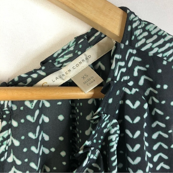 LC Lauren Conrad Gray & Aqua Blue Geometric Printed Short Sleeve Blouse XS - Picture 4 of 4